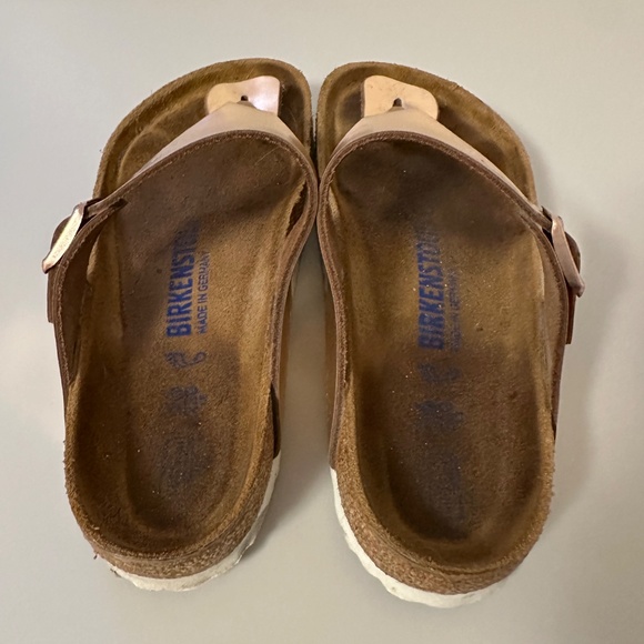 Birkenstock Gizeh Soft Footbed in Metallic Copper Leather | Size 36 - Picture 4 of 7